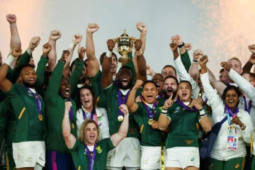 Le capitaine des Springboks Siya Kolisi (c) et son équipe exultent après avoir remporté la Coupe du monde de rugby au détriment de l'Angleterre, le 2 novembre 2019 à Yokohama