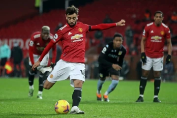 Le milieu portugais de Manchester Bruno Fernandes transforme un penalty contre Aston Villa, le 1er janvier 2021 au stade Old Trafford de Manchester