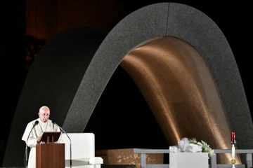 Le pape François parlant devant le monument à la mémoire des victimes de la bombe nucléaire à Hiroshima, au Japon, le 24  novembre 2019