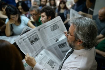 Le directeur de Cumhuriyet Can Dundar lors d'une lors d'une conférence de rédctin du quotidien le 21 juin 2016 à Istanbul 