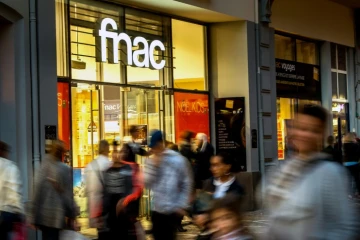 Des passants devant le magasin Fnac le 27 octobre 2015 à Lille