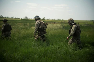 Des soldats ukrainiens dans un lieu non précisé dans l'est de l'Ukraine, le 6 juin 2025