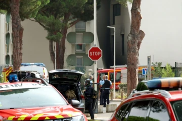 Forces de l'ordre et pompiers sécurisent les abords de la synagogue de la Grande-Motte, dans l'Hérault, le 24 août 2024