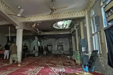 Du personnel de sécurité inspecte une mosquée chiite de Peshawar après un attentat le 4 mars 2022