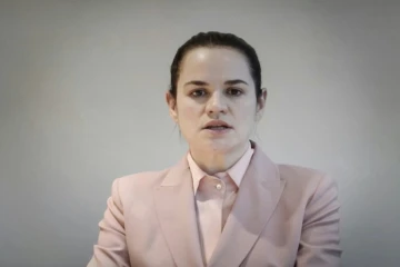 La leader de l'opposition bélarusse, Svetlana Tikhanovskaïa, dans un message vidéo retransmis sur un écran à Genève, le 18 septembre 2020