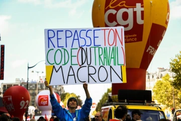 Un militant de la CGT Jean-Baptiste Redde, aka Voltuan, lors d'une manifestation contre les réformes du président Macron le 19 octobre 2017 à Paris