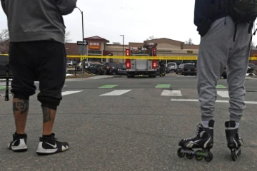 Des passants devant le supermarché King Soopers où a eu lieu une fusillade, à Boulder, dans le Colorado, le 22 mars 2021 