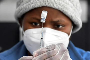 Une infirmière prépare une injection du vaccin de Pfizer contre le Covid-19, le 10 mars 2021 à Los Angeles