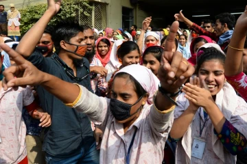 Des ouvriers du textile au Bangladesh manifestent pour des hausses de salaires, le 10 janvier 2019 à Dacca