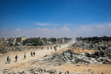 Des Palestiniens de retour à Khan Younès, grande ville du sud de Gaza, après le retrait des troupes israéliennes, le 7 avril 2024  