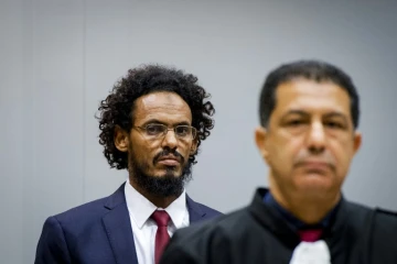 Ahmad al Faqi al Mahdi, le 30 septembre 2015 devant la Cour pénale internationale à La Haye, a été condamné en septembre à neuf ans de prison pour avoir "dirigé intentionnellement des attaques" en 2012 contre la porte de la mosquée Sidi Yahia et contre neuf des mausolées de Tombouctou, dans le nord du Mali