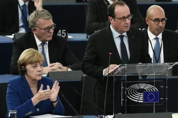 Le président français François Hollande et la Chancelière allemande Angela Merkel, au Parlement européen, le 7 octobre 2015 à Strasbourg