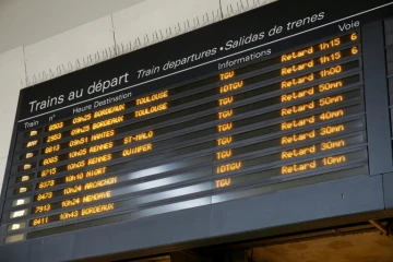 Un panneau d'affichage des horaires des trains indique que la circulation des TGV est perturbée le 29 mai 2016 à la gare Paris-Montparnasse