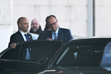 Friedrich Merz (c), chef de file des démocrates-chrétiens allemands et futur chancelier, monte en voiture après une réunion à la chancellerie, le 5 mars 2025 à Berlin