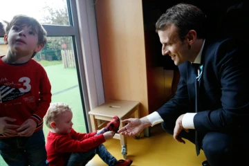 Emmanuel Macron lors d'une visite de la crèche Graffiti, association le Moulin vert, à Rouen le 5 avril 2018
