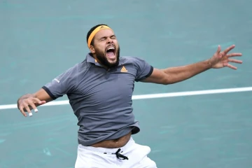 Le Français Jo-Wilfried Tsonga exulte après sa victoire face à l'Allemand Jan-Lennard Struff au 3e tpur du Masters 1000 de Paris, le 31 octobre 2019