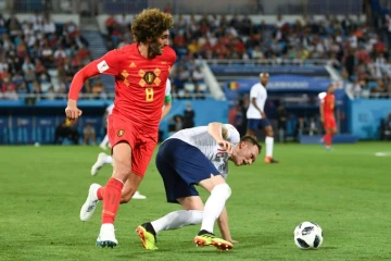 Le milieu de terrain belge Marouane Fellaini (g) à la lutte avec le défenseur anglais Phil Jones le 28 juin 2018 à Kaliningrad
