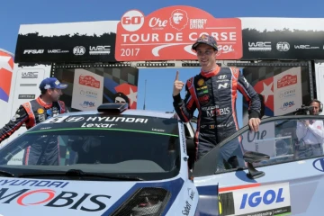 Le Belge Thierry Neuville (d) pose à côté de sa Hyundai i20 après sa victoire au Tour de Corse, le 9 avril 2017 à Porto Vecchio