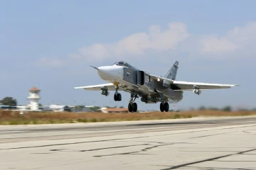 Un avion russe Soukhoï SU-24 décolle de la base aérienne de Hmeimim, dans la province syrienne de Lattaquié, le 3 octobre 2015