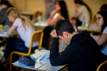 Des lycéens lors de l'épreuve de philosophie du baccalauréat le 15 juin 2017 à Paris