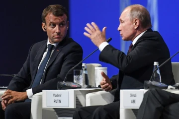 Le président français Emmanuel Macron et son homologue russe Vladimir Poutine lors du Forum économique de Saint-Pétersbourg le 25 mai 2018
