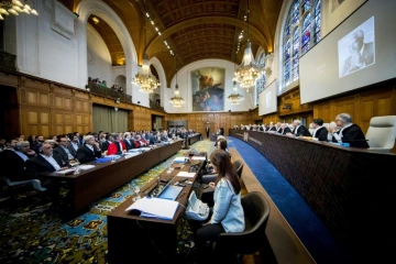 Un hommage à l'ancien secrétaire général de l'ONU Kofi Annan est diffusée sur un écran, lors de l'ouverture de l'audience devant la Cour internationale de Justice (CIJ) à La Haye le 27 août 2018