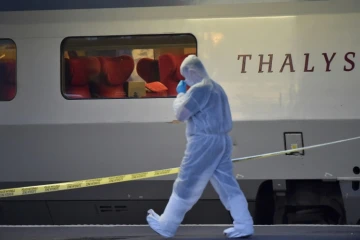 Un policier s'apprête à monter à bord d'un train Thalys, stationné en gare d'Arras après une attaque déjouée, le 21 août 2015