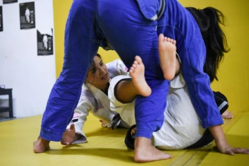 La championne de jiu-jitsu Meggie Ochoa (g) entraîne ses élèves, le 5 février 2019 à Manille, aux Philippines