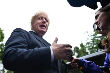 Boris Johnson répond aux journalistes à la sortie de sa résidence à Londres, le 27 juin 2016