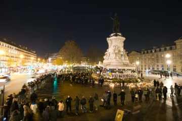 Des maires du monde entier et des anonymes se recueillent place de la République à la mémoire des victimes des attentats de Paris, le 4 décembre 2015