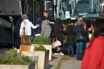 Des migrants quittent le centre Jules Ferry, le 3 novembre 2016 à Calais