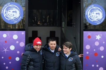 Oleg Kononenko (c), Anne McClain (d) et David Saint-Jacques les trois membres de l'ISS avant le décollage de leur fusée, le 3 décembre 2018 à Baïkonour 