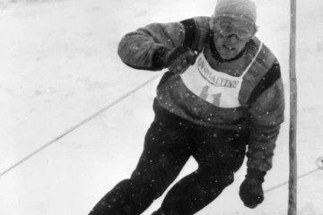 Le skieur français Jean Vuarnet, champion olympique de descente en 1960, lors d'une course pendant des années 1960
