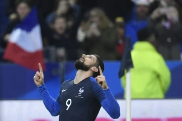 L'attaquant français Olivier Giroud célèbre son but marqué contre la Colombie lors d'un match amical au Stade de France, le 23 mars 2018