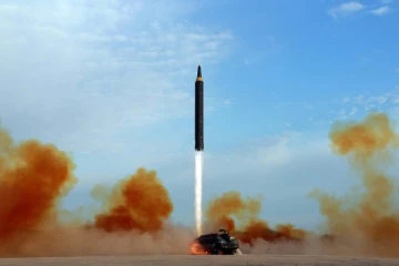 Photo fournie le 16 septembre 2017 par l'agence officielle nord-coréenne d'un tir de missile balistique Hwasong-12 dans un endroit non précisé