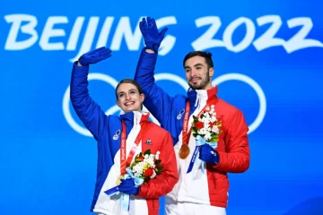 Le couple en or Gabriella Papadakis-Guillaume Cizeron sur la haute marche du podium de la danse libre aux Jeux de Pékin, le 14 février 2022 
