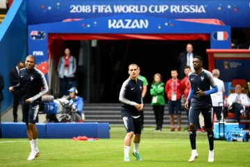 Les attaquants Kylian Mbappé (g), Antoine Griezmann (c) et Ousmane Dembélé (d), lors d'un entraînement à la Kazan Arena, le 15 juin 2018