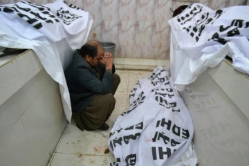 Un homme au milieu des corps des victimes de l'attentat commis le 13 janvier 2016 devant un centre anti-polio à Quetta au Pakistan