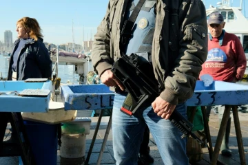 Un policier armé le 22 décembre 2016 sur le Vieux Port à Marseille