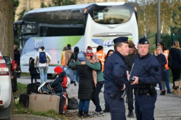 Départ du premier car du camp Jules Ferry jouxtant l'ex-"Jungle" de Calais, avec à bord une trentaine de femmes et enfants, le 3 novembre 2016