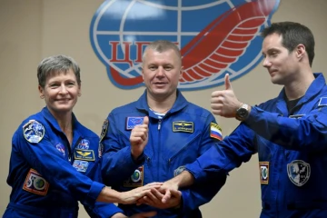 L'Américaine Peggy Whitson (g), le commandant de bord russe Oleg Novitsky et le spationaute français Thomas Pesquet à Baïkonour, le 16 novembre 2016