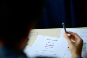 Des élèves de Terminale passent l'épreuve de philosophie du Baccalauréat, le 15 juin 2017 à Paris