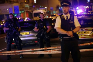 La police déployée dans une rue au nord de Londres le 19 juin 2017 après qu'une voiture a fauché des piétons