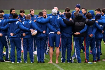 Guy Novès s'adresse aux joueurs du XV de France le 24 février au stade Aviva à Dublin, à la veille du match Irlande-France