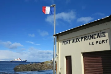 Photo prise le 7 septembre 2012 montrant une partie de la station technique et scientifique Port aux Francais sur les îles Kerguelen