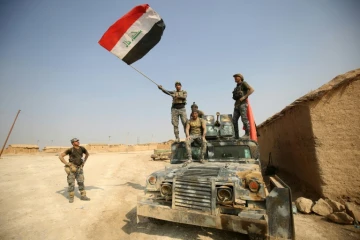 Les forces irakiennes à l'entrée du village d'al-Khuwayn, au sud de Mossoul, le 23 octobre 2016