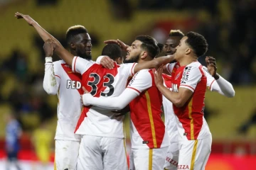 Les joueurs de Monaco se congratulent après un but de Kylian Mbappé face à Troyes, le 20 février 2016 à Louis-II
