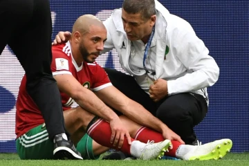 L'attaquant marocain Noureddine Amrabat reçoit des soins lors du match face à l'Iran, à Saint-Pétersbourg, le 15 juin 2018