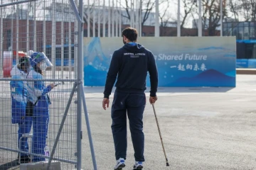 Un athlète concourant sous bannière neutre quitte le village Paralympique après la décision du Comité international Paralympique d'exclure les athlètes russes et bélarusses des Jeux de Pékin la veille de la cérémonie d'ouverture le 3 mars 2022