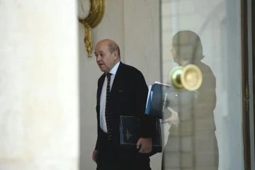 Le ministre français de la Défense Jean-Yves Le Drian, quitte l'Elysée, le 20 janvier 2016